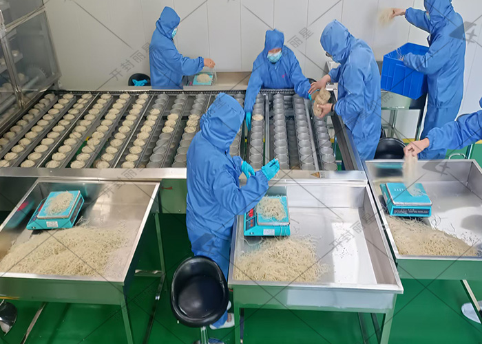 河北客戶碗裝粉絲生產(chǎn)設(shè)備試機現(xiàn)場實拍