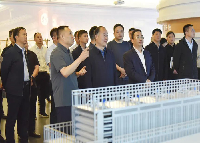 產(chǎn)業(yè)聯(lián)動謀發(fā)展：襄城考察團赴麗星調(diào)研